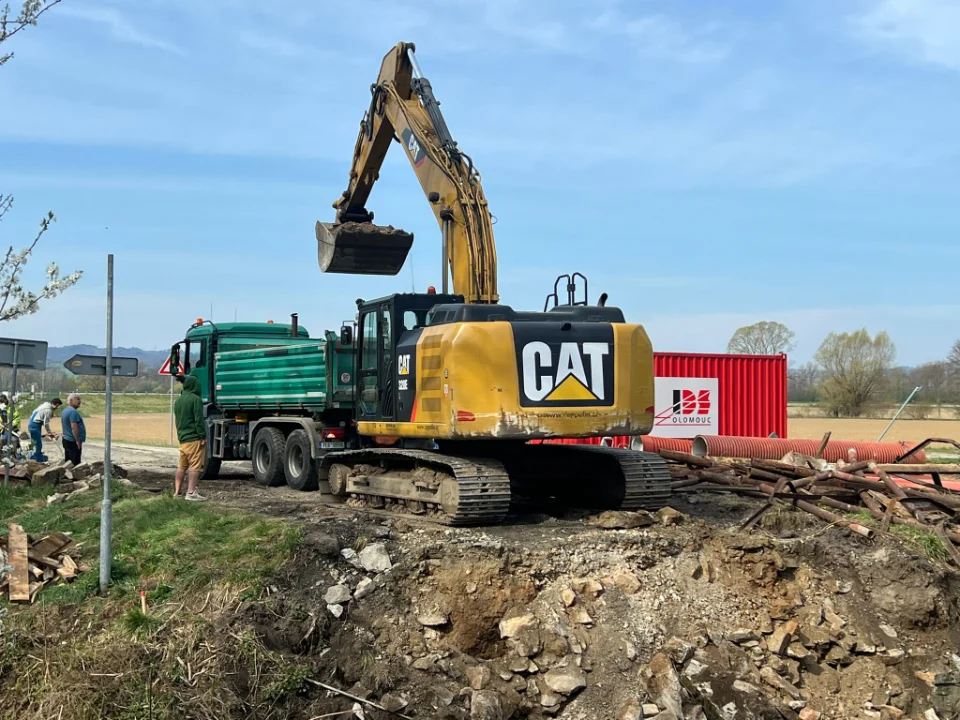 Česká stavební společnost - doprava materiálu, odvoz suti a další stavební práce - Šumperk, Olomouc, Hradec Králové